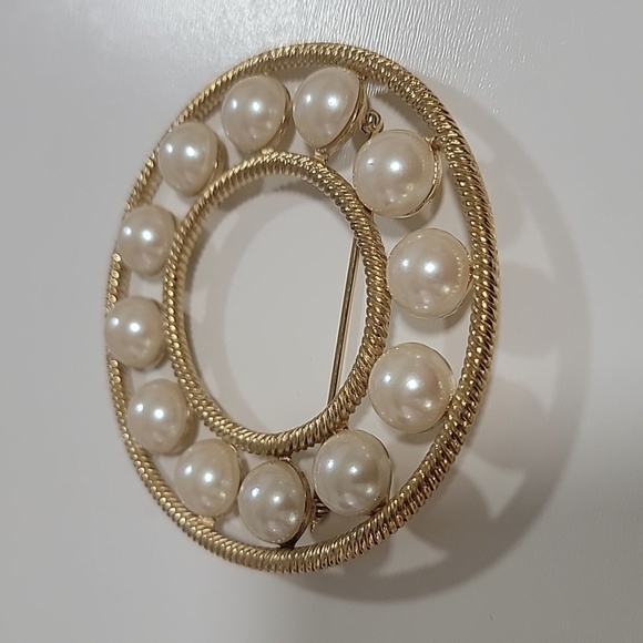 Authentic Excellent Condition Givenchy Pearl Gold Tone Pin Brooch Paris New York - Picture 5 of 9
